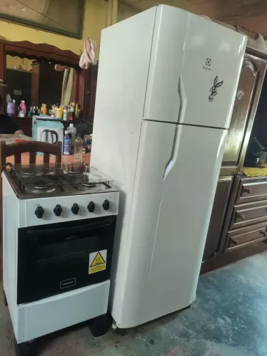 Geladeira e fogão disponível em perfeito estado