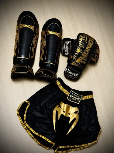 Kit Muay Thai Caneleira, Luvas, Short Venum Preto Dourado