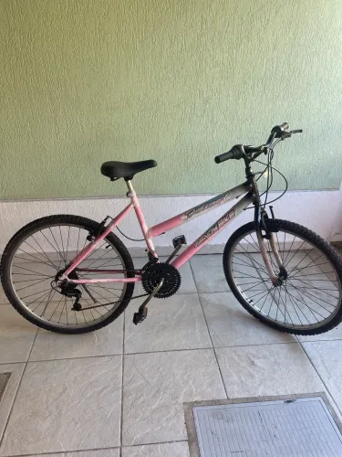 Bicicleta aro 26 super conservada e revisada. 21 marchas ,Só andar 