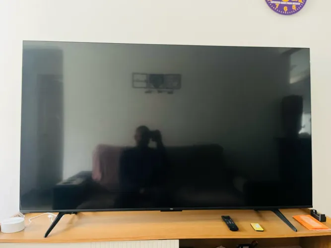 Vender-se teve TCL semi nova sem marcas de uso