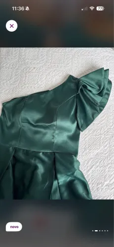 Vestido longo de festa na cor verde esmeralda, com acabamento acetinado e com ombro só
