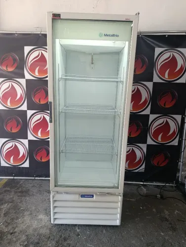 Geladeira expositora 220 volts marca METALFRIO funcionando perfeitamente