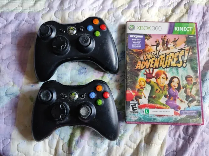Controles Xbox 360 e um jogo.