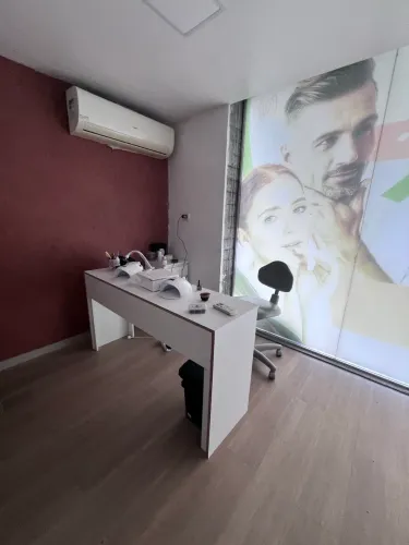 Conjunto Mesa de Manicure com Cadeira Ergonômica