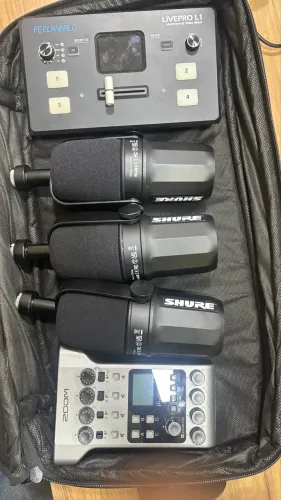 Kit Podcast e Transmissão Completo - Zoom P4 + Switcher Feelworld L1 Pro + 3 Mics Shure