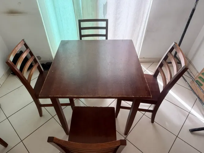 Conjunto de mesa com 4 cadeiras