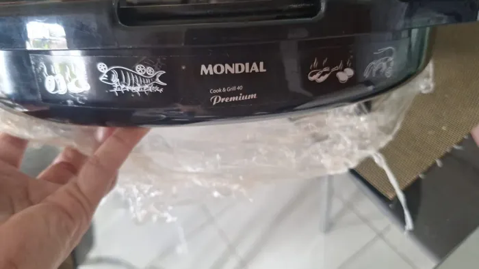 Vendo Grill com tampa de vidro.
