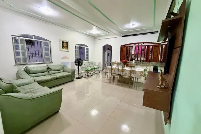 Imóvel para venda possui 360 metros quadrados com 5 quartos em Umarizal - Belém - PA