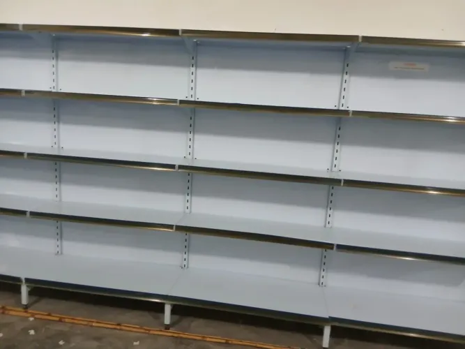 Gôndolas por 350 reais o metro.