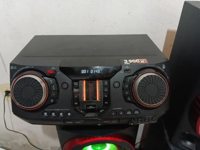 Som LG 2.900 watts de potência CD pen-drive e Bluetooth tudo funcionando bem muito
