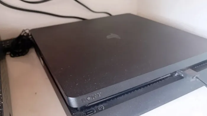 Playstation 4 Slim 500gb 2 Controles e 4 Jogos mídia física