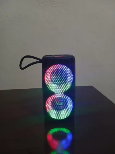 Vendo caixa de som portátil Bluetooth modelo kapbom, com LED