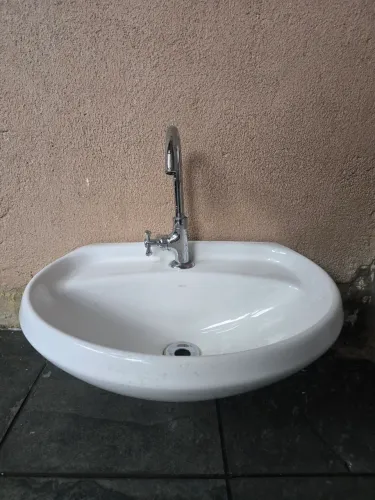 Pia de banheiro com torneira