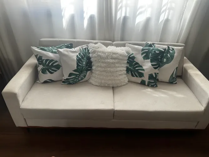 Sofá 3 lugares living pés e base em madeira linho cotton cru 