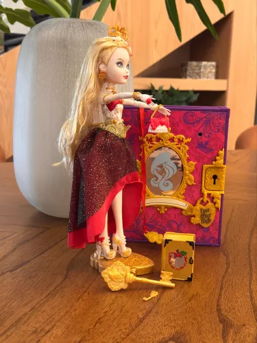 Ever After  High  Apple  White