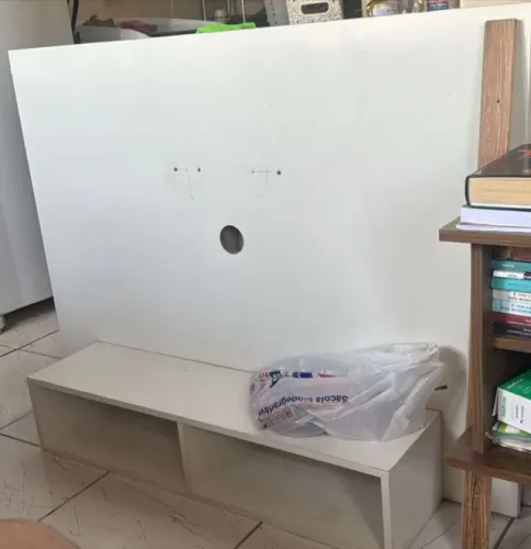 Painel de TV Branco Suspenso com Nicho - Moderno e Prático!