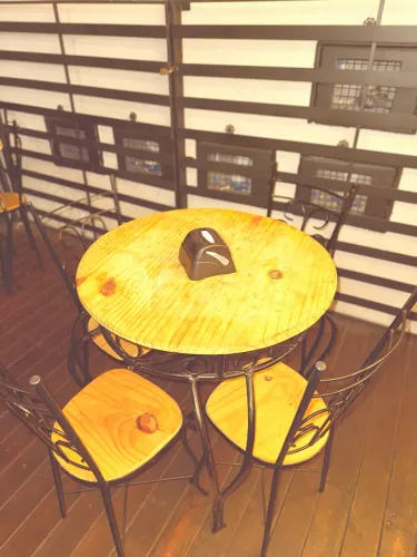 Jogo de mesa com 2 cadeiras 