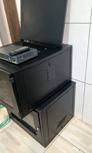 RACK DE REDES (2) E SWITCH