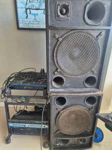 Vendo equipamento de som completo com mesa de 8 canais +2 caixas de amplicadas