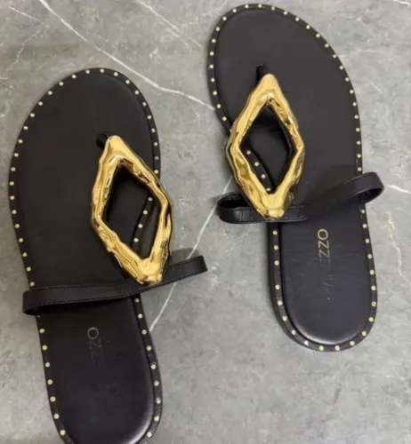 Rasteirinha Arezzo preta e dourada