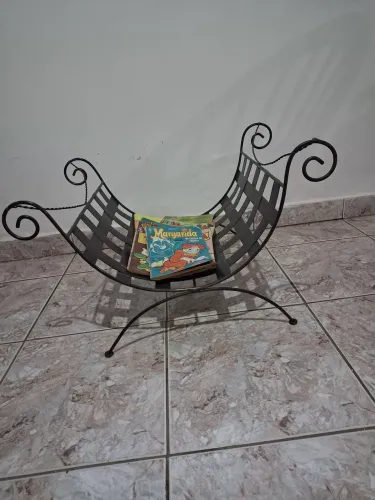 Revisteiro Vintage Em Ferro Forjado