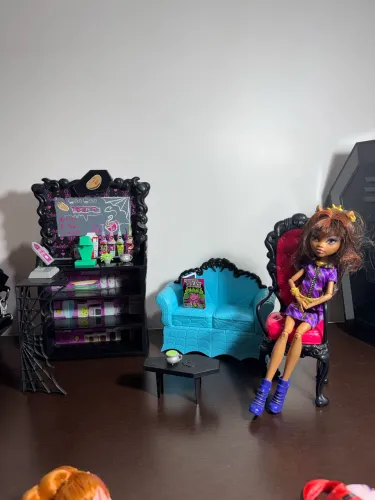 Clawdeen Wolf - Coffin Bean (Cafeteria)