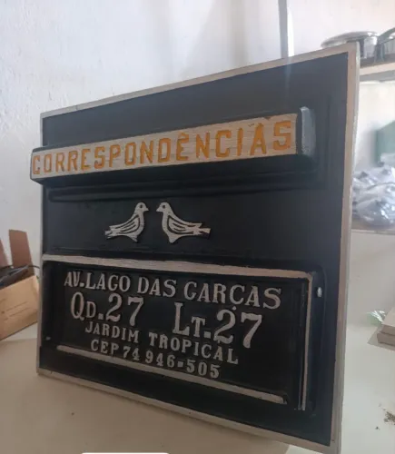 Caixa de correio de alumínio com abertura frontal