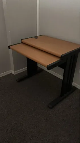 Mesa dupla de madeira em bom estado- escritório