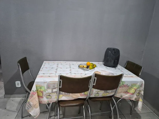 Mesa com 4 cadeira 
