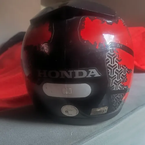 Vendo um capacete com BOM estado por 100 reais