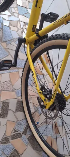 Vendo Bike 21 velocidade GTI Amarela. Estado de Nova regulada e lubrificada