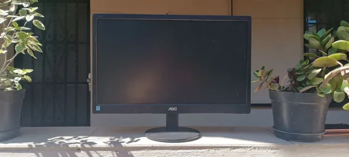Monitor AOC 18.5" LED HD (Modelo E970SWNL) - Perfeito Estado