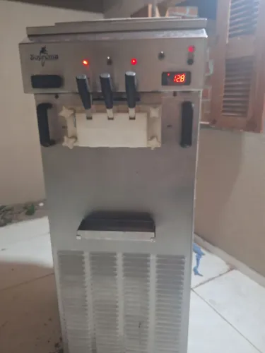VENDO MAQUINA DE SORVETE ITALIANINHA