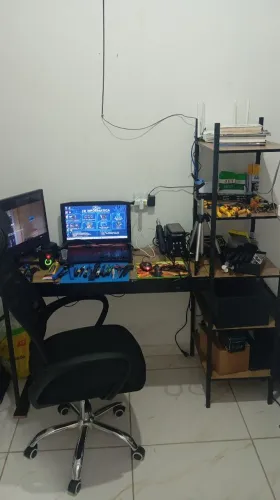 Vendo Cadeira de escritório giratória+ mesa de escritório com prateleiras
