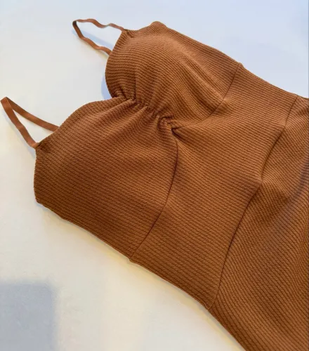VESTIDO MIDI MARROM CAFÉ DRAPEADO