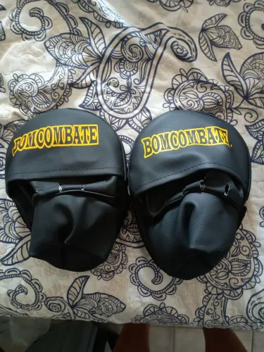 Equipamentos para treinamento de artes marciais. (Manoplas e Aparadores)