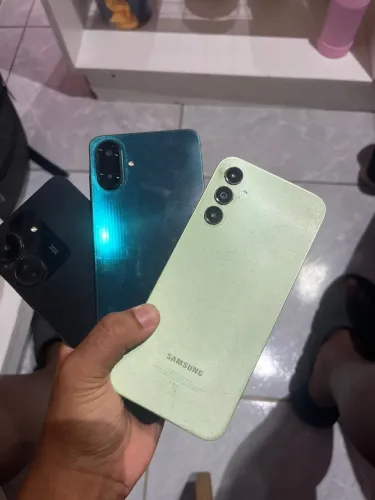 Três celulares QUEBRADOS (display) dão sinal.