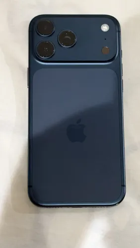 iPhone 17 Pro Max 512GB - Azul-Intenso com detalhes.