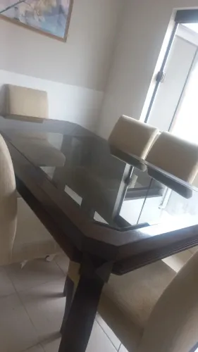 mesa de jantar madeira e tempo de vdro, 6 cadeira com estofado bege