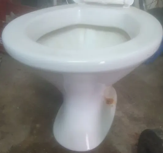 Pia e vaso sanitário em louça branca.  Ideal Standart.
