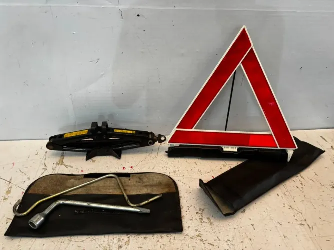 Kit Ferramenta Estepe Toyota Fielder Xei 2008 Preto