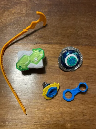 Pião de Batalha Infinity Nado com lançador Super Whisker em perfeito estado