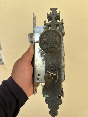 Fechadura colonial antiga , metal pesado .