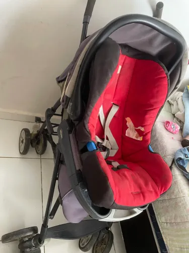 Carrinho de bebê e bebê conforto semi novo