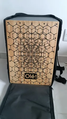 Cajón acústico Olé! semi-novo + capa de transporte