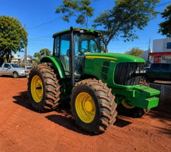 VENDE-SE TRATOR DE PNEU JOHN DEERE 6180J 4X4 GABINADO 2011