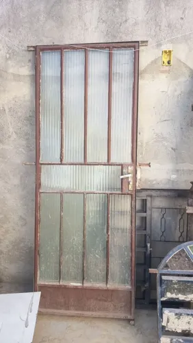 Porta com Vidros: 2,10 x 82