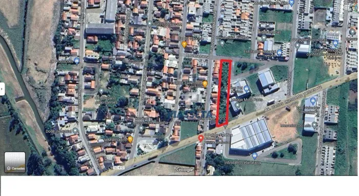 Terreno com 3 frentes e 1 esquina, sendo ideal para comércio ou indústria