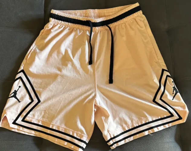 Vendo Bermuda Air Jordan Original. Tamanho M