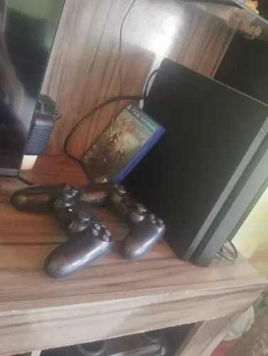 Vendo ou troco ps4 slim 500gb 2 controles. Só troco em Pc gamer